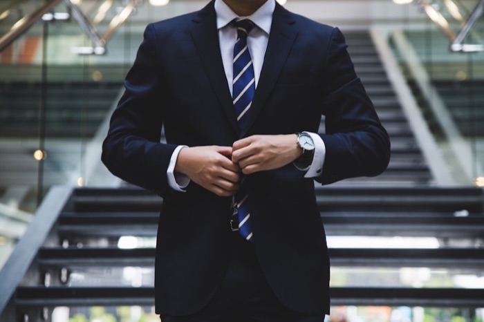 Profissional de perícias em ambiente corporativo